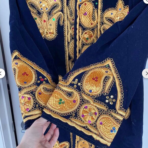 Handmade Bukhara Velvet Chapan: Embroidered Uzbek Kaftan Costume - Picture 4 of 10